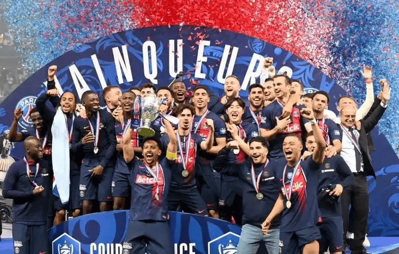 包含清晨勒沃库森备战法国杯；造点机会细节曝光；媒体盛赞；控场能力受关注的词条